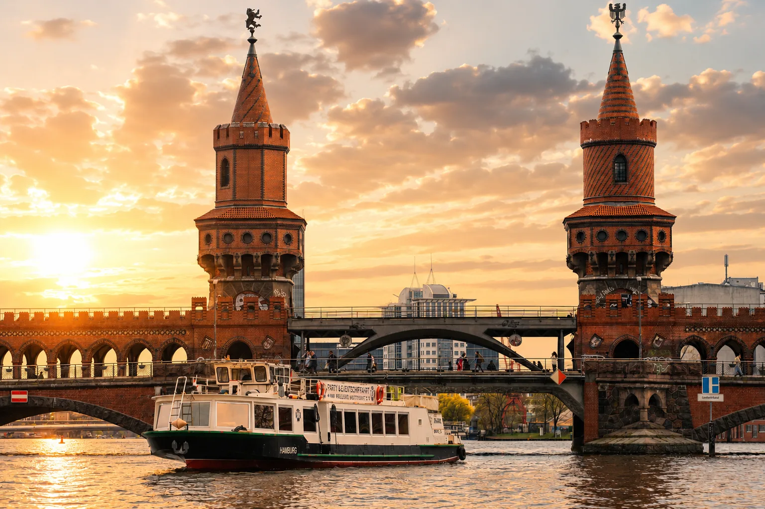 MS Hamburg bei Sonnenuntergang an der Oberbaumbrücke