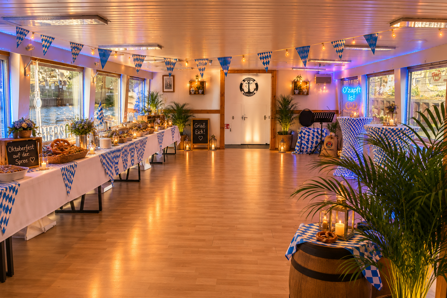 Oktoberfest Firmenevent auf dem Schiff – dekorierter Salon der MS Hamburg auf der Berliner Spree