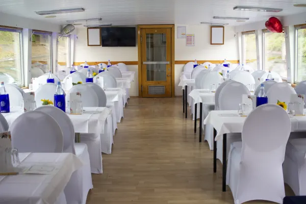 Salon der MS Hamburg festlich für Hochzeit dekoriert